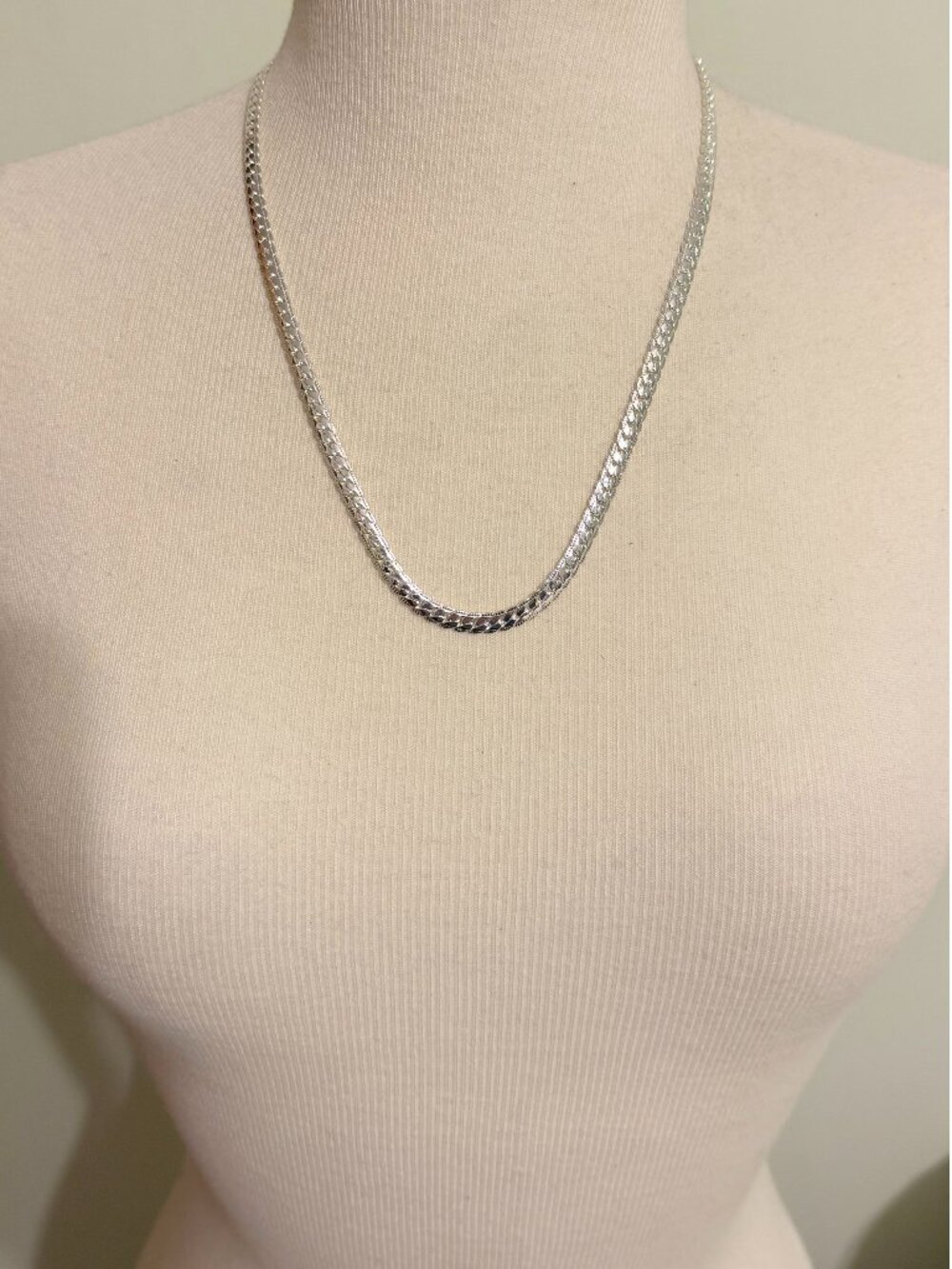Elegant Silver-Toned Chain Necklace – Classic & Timeless Style
